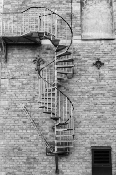 Cadre Complet Escalier Colimaçon Sur Mur Briques — Photo