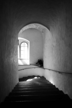 Eski bir binadaki merdiven manzarası