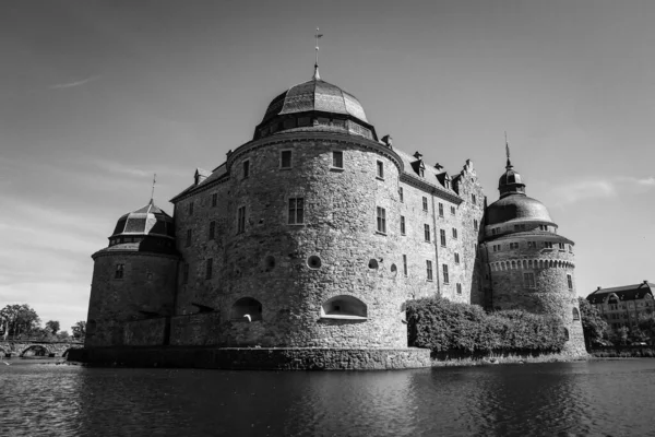 城堡建筑物前面有水的城堡 — 图库照片