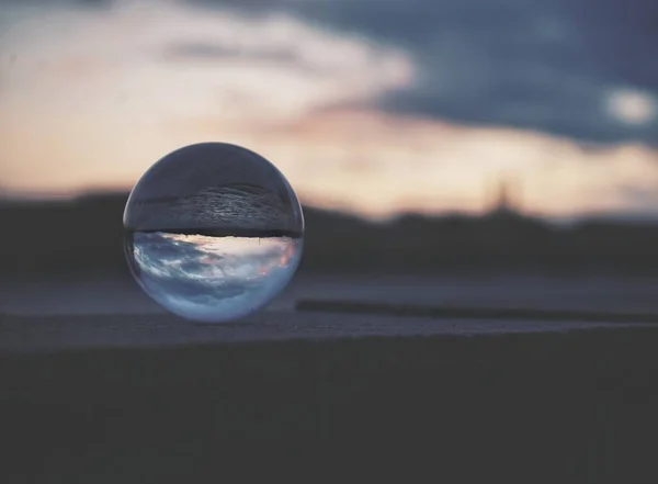 Nahaufnahme Der Kristallkugel Gegen Den Himmel Bei Sonnenuntergang — Stockfoto