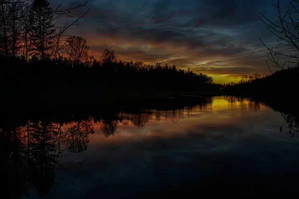 日落时湖景与天空的对比 — 图库照片