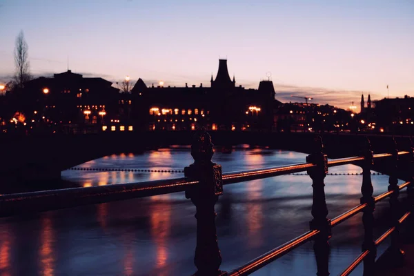 日落时河上的桥与天空的轮廓 — 图库照片