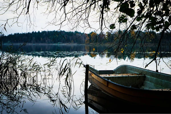 Piękny Widok Jezioro Przeciwko Niebo Jesienią — Zdjęcie stockowe