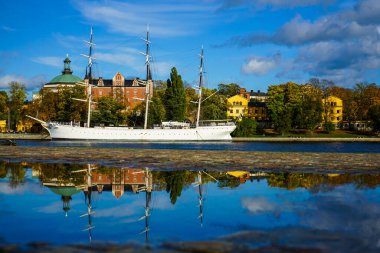 Göl manzaralı gökyüzüne karşı binalar