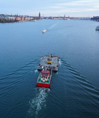 Şehirdeki bir nehirde yüksek açılı mavna manzarası 
