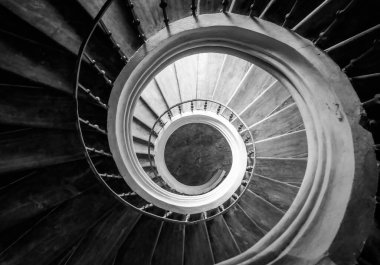 Şehirdeki bir nehirde yüksek açılı mavna manzarası 