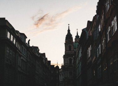 Gökyüzüne karşı binaların alçak açılı görüntüsü