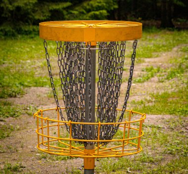 Ormanda disk golf sepeti.
