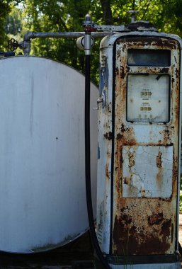 Terk edilmiş eski benzin pompasını kapatın.