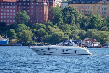 Şehrin bitişiğindeki hızlı teknenin görüntüsü 