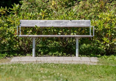 Yaz boyunca parkta boş bank 