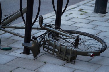 Yaya yolundaki eski bisikletin yüksek açılı görüntüsü