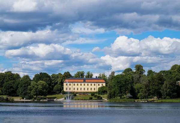Bulutlu gökyüzüne karşı nehir bina manzarası
