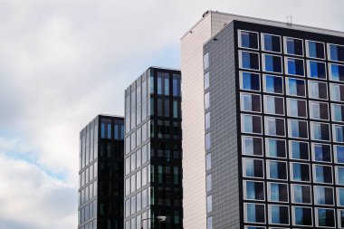 Gökyüzü karşı modern binanın düşük açılı görünüş