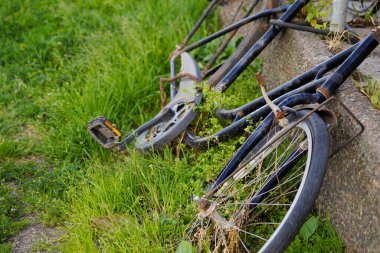 Çayırdaki eski bisikletin yüksek açılı görüntüsü 