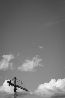 Vinç gökyüzüne karşı düşük açılı görünüş