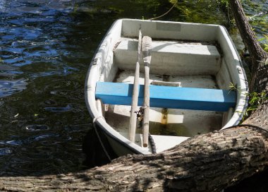 Göle demirlemiş teknenin yüksek açılı görüntüsü