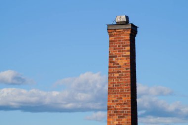 Mavi gökyüzüne karşı bacanın alçak açılı görüntüsü