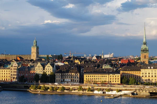 Bulutlu gökyüzüne karşı şehirdeki binaların görüntüsü