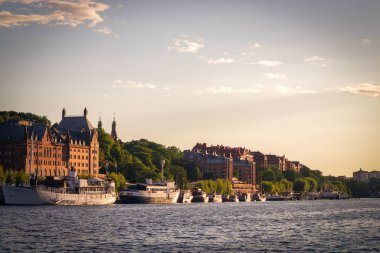 Gökyüzüne karşı nehir kıyısındaki binaların görüntüsü