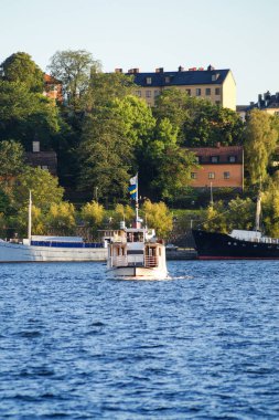 Açık gökyüzüne karşı binaların nehir manzarası