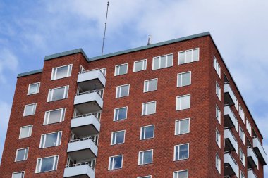 Gökyüzüne karşı inşa etmenin düşük açılı görüntüsü