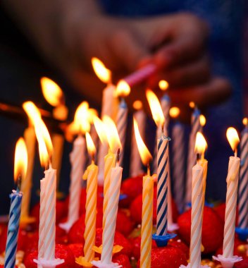 Pastayı mumlarla kapat.