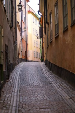 Gün boyunca şehirde binaların arasında boş bir sokak 