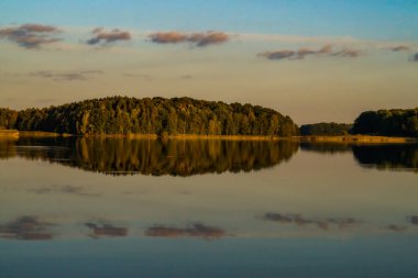 Gün batımında göl manzarası