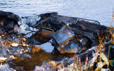 Yüksek açılı yanmış motorlu tekne manzarası