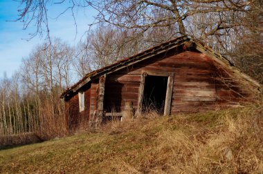 Kış boyunca terk edilmiş evin manzarası 