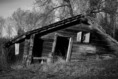 Gökyüzüne karşı terk edilmiş binanın düşük açılı görüntüsü
