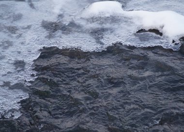 Nehirdeki yüksek açılı buz manzarası 
