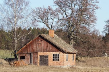 Gökyüzüne karşı terk edilmiş evin görüntüsü
