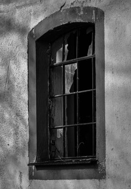 Eski binanın eski penceresini kapat