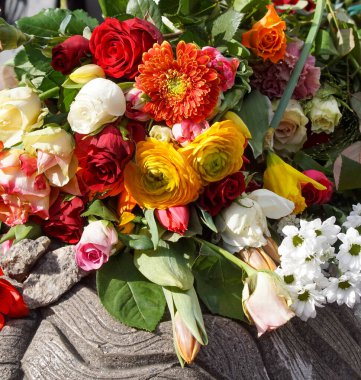 Taş yapıda yüksek açılı buket görüntüsü 