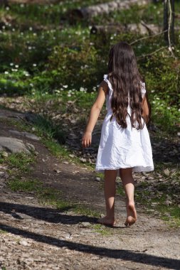 Dikiz kız ormanda yürüyüş 