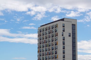 Gökyüzü karşı modern binanın düşük açılı görünüş