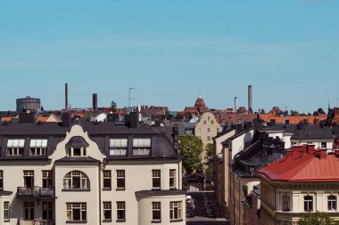 Şehirdeki binaların gökyüzüne karşı yüksek açılı görüntüsü