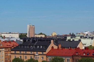 Şehirdeki binaların gökyüzüne karşı yüksek açılı görüntüsü