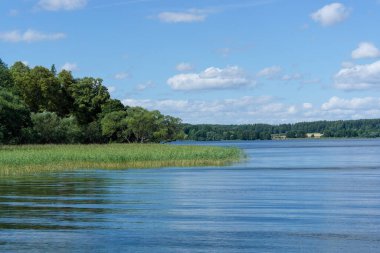 Yaz boyunca göl manzarası 