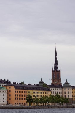 Bulutlu gökyüzüne karşı şehirdeki binaların görüntüsü