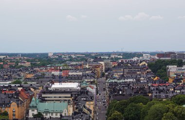 Gökyüzüne karşı şehrin yüksek açılı görüntüsü