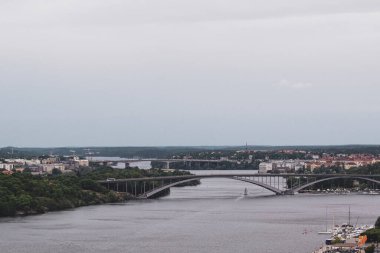 Nehrin üzerinden gökyüzüne bakan köprü manzarası
