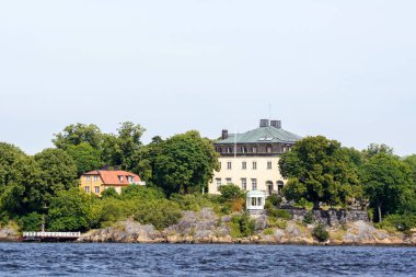 Açık gökyüzüne karşı binaların nehir manzarası