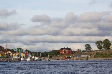 Gökyüzüne karşı binaların deniz manzarası