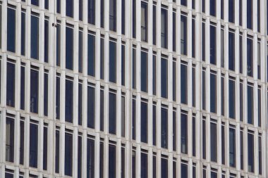 Modern bir binanın tam kare görüntüsü.