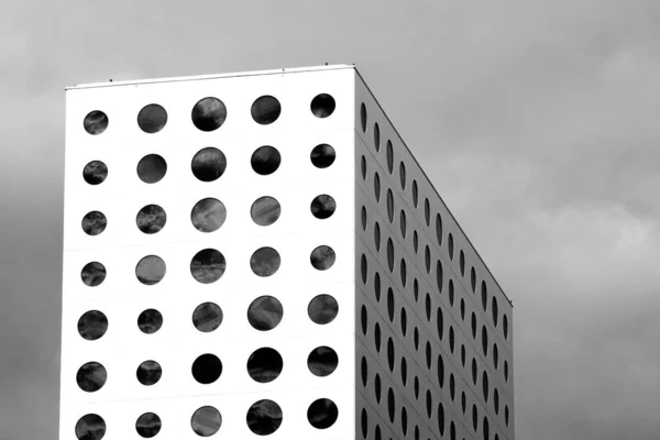 Gökyüzü karşı modern binanın düşük açılı görünüş 