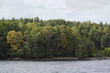 Gökyüzüne karşı bir adanın manzarası