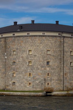 Bulutlu gökyüzüne karşı taş bina görüntüsü